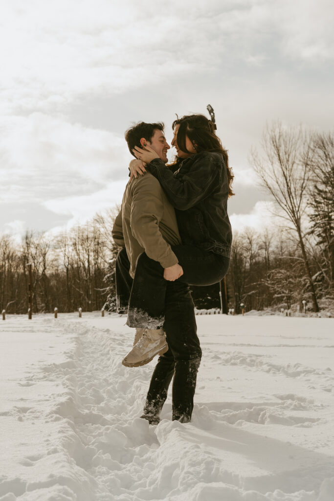 couples photos in the snow 