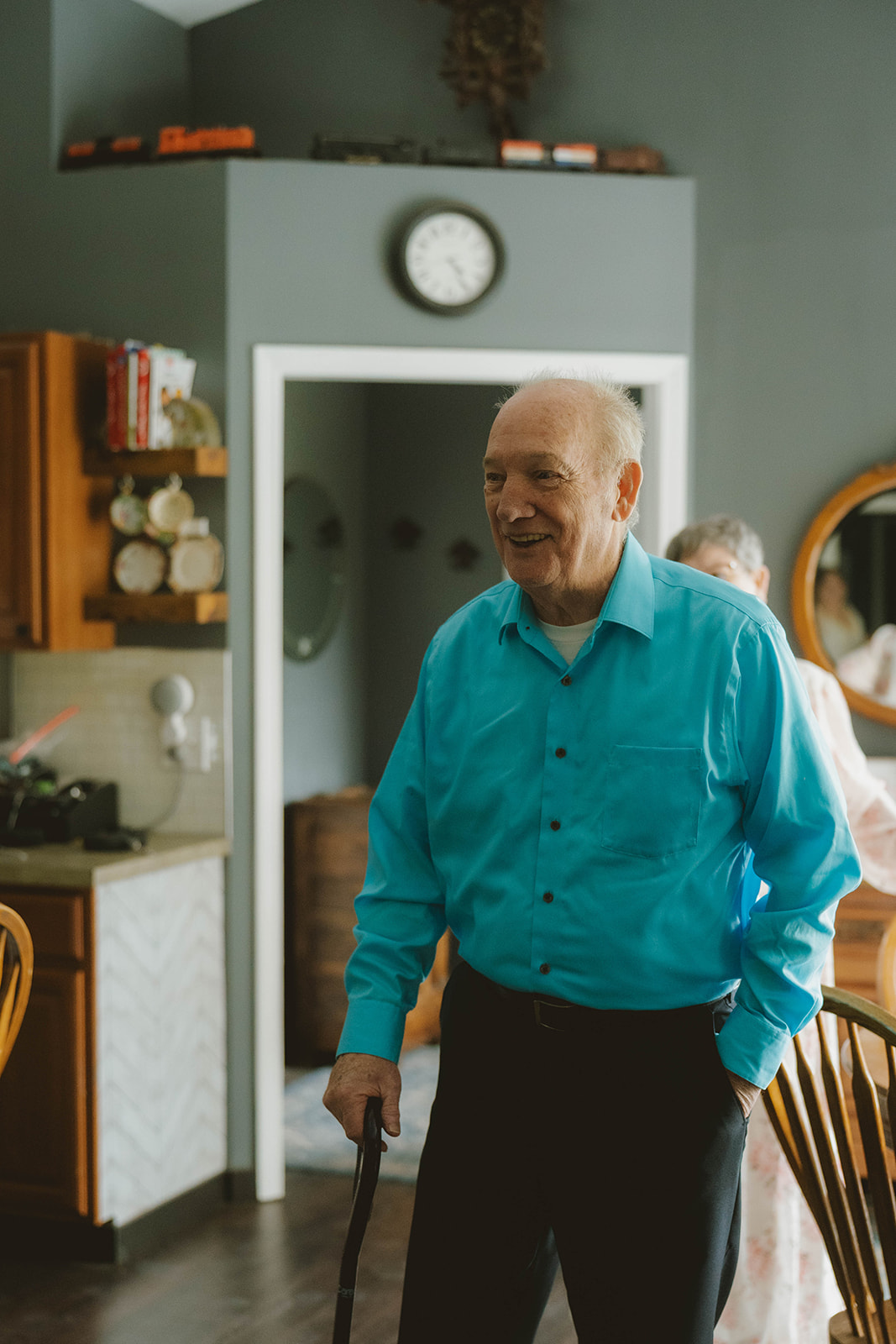 brides grandpa sees his granddaughter on her wedding day for the first time