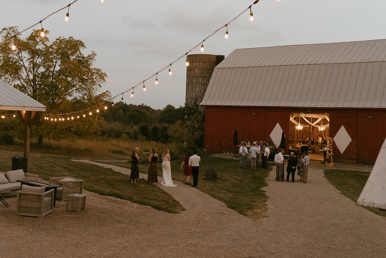 stunning barn wedding in Michigan